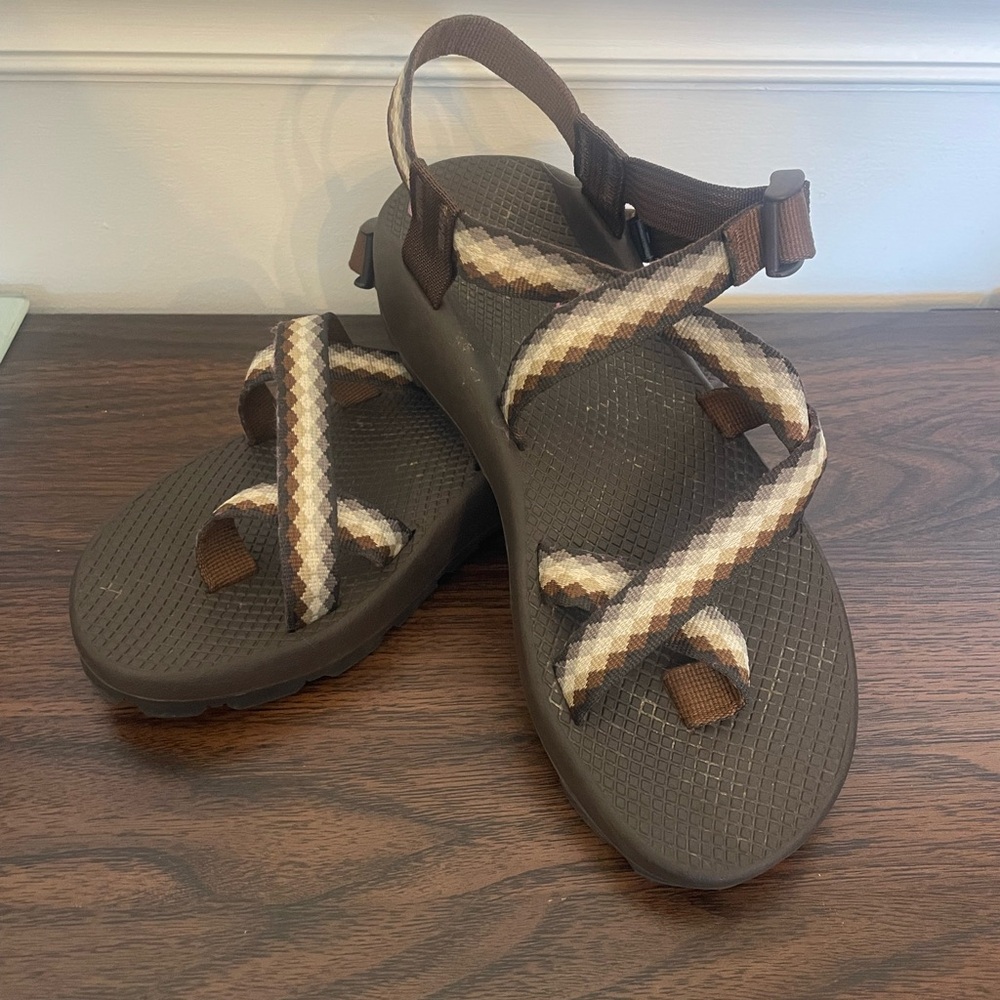 sports sandal in brown and beige
